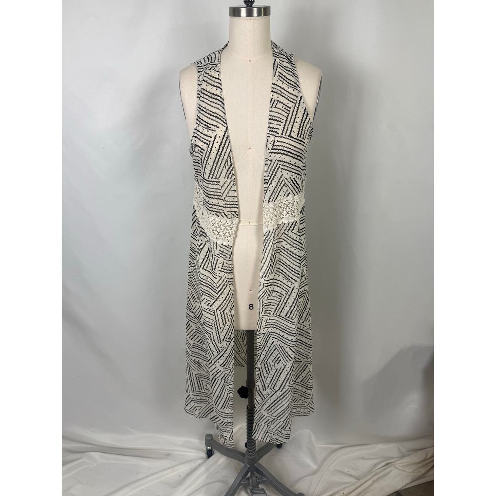Maurices Medium‎ Geometric Lightweight Sleeveless Kimono Cardigan Lace Detail